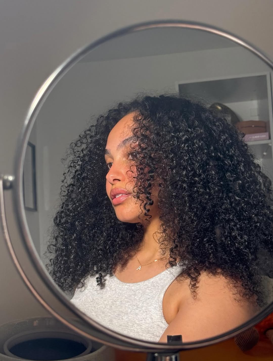 Cabelo preto profundo em alta nesta primavera