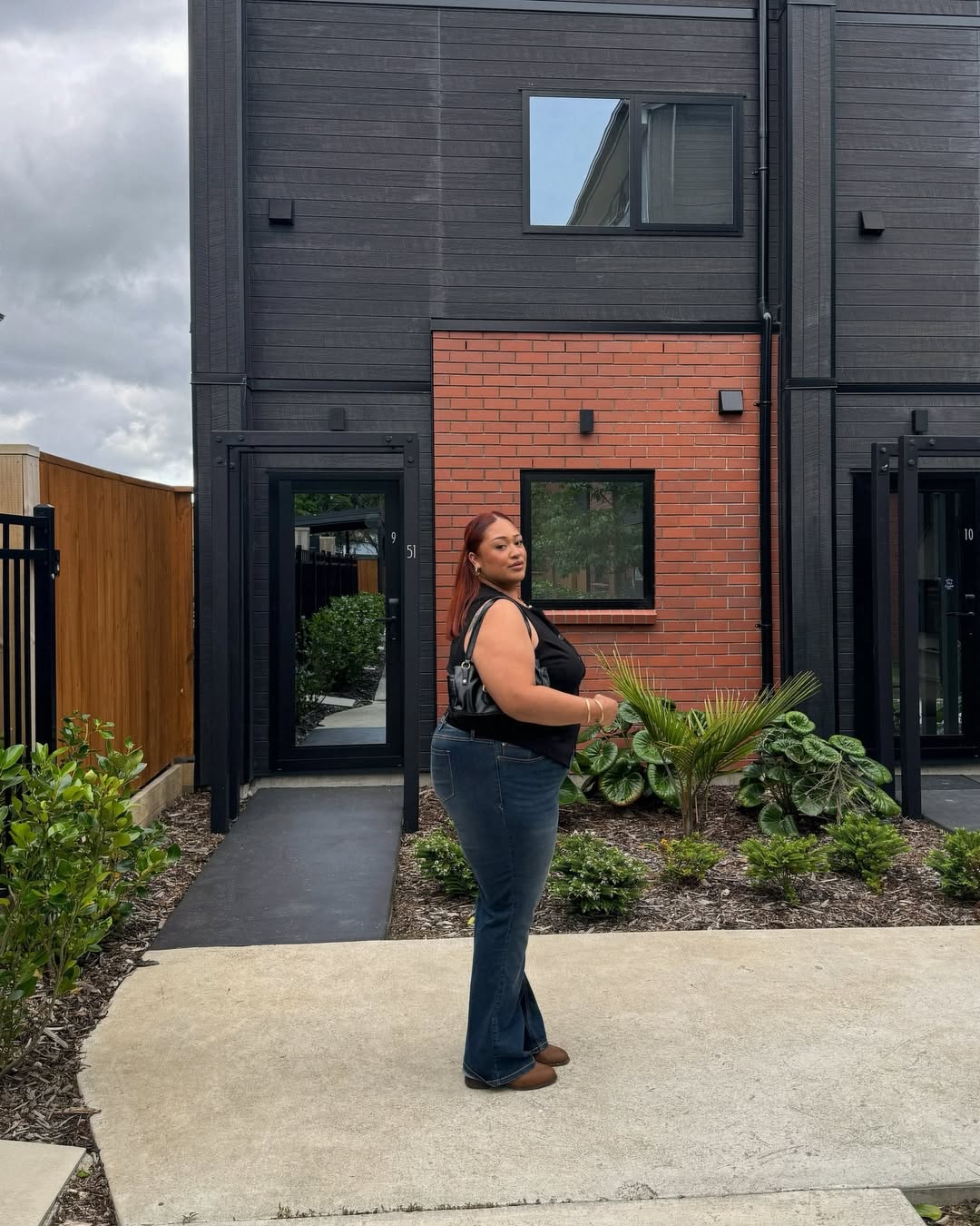 Look plus size com jeans flare e colete de alfaiataria preto