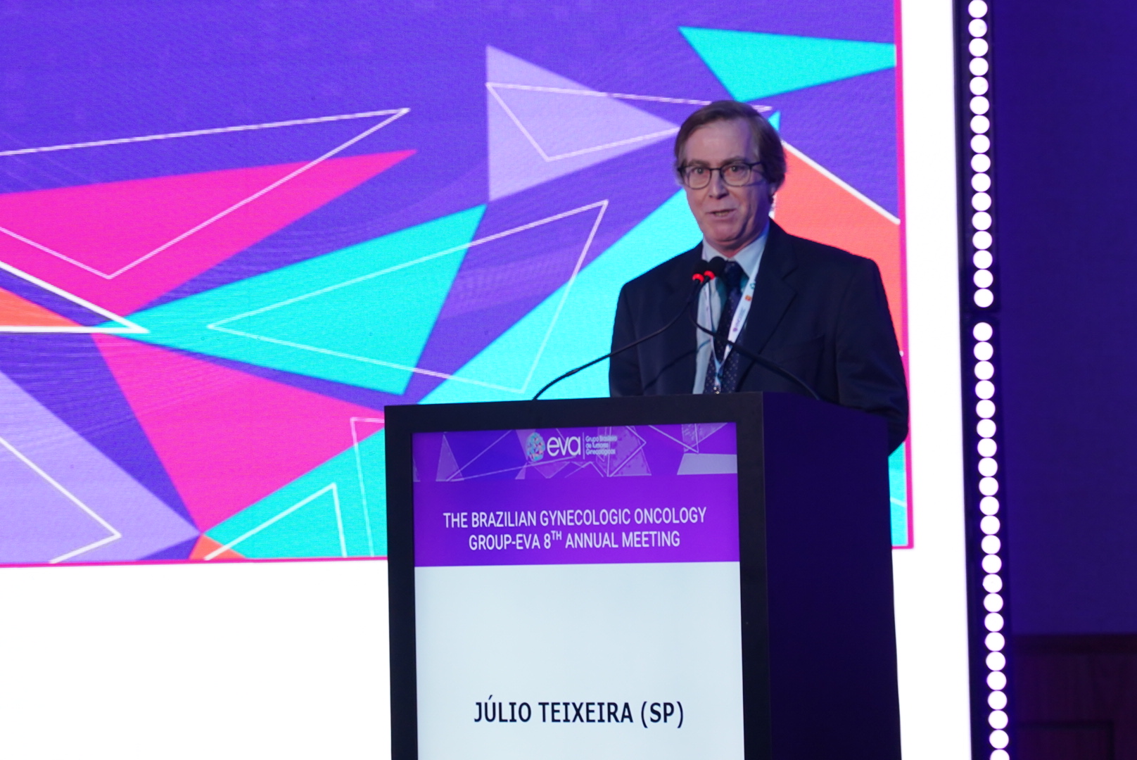Imagem de Julio Teixeira em painel do evento anual de ginecologia ginicol&oacute;gica