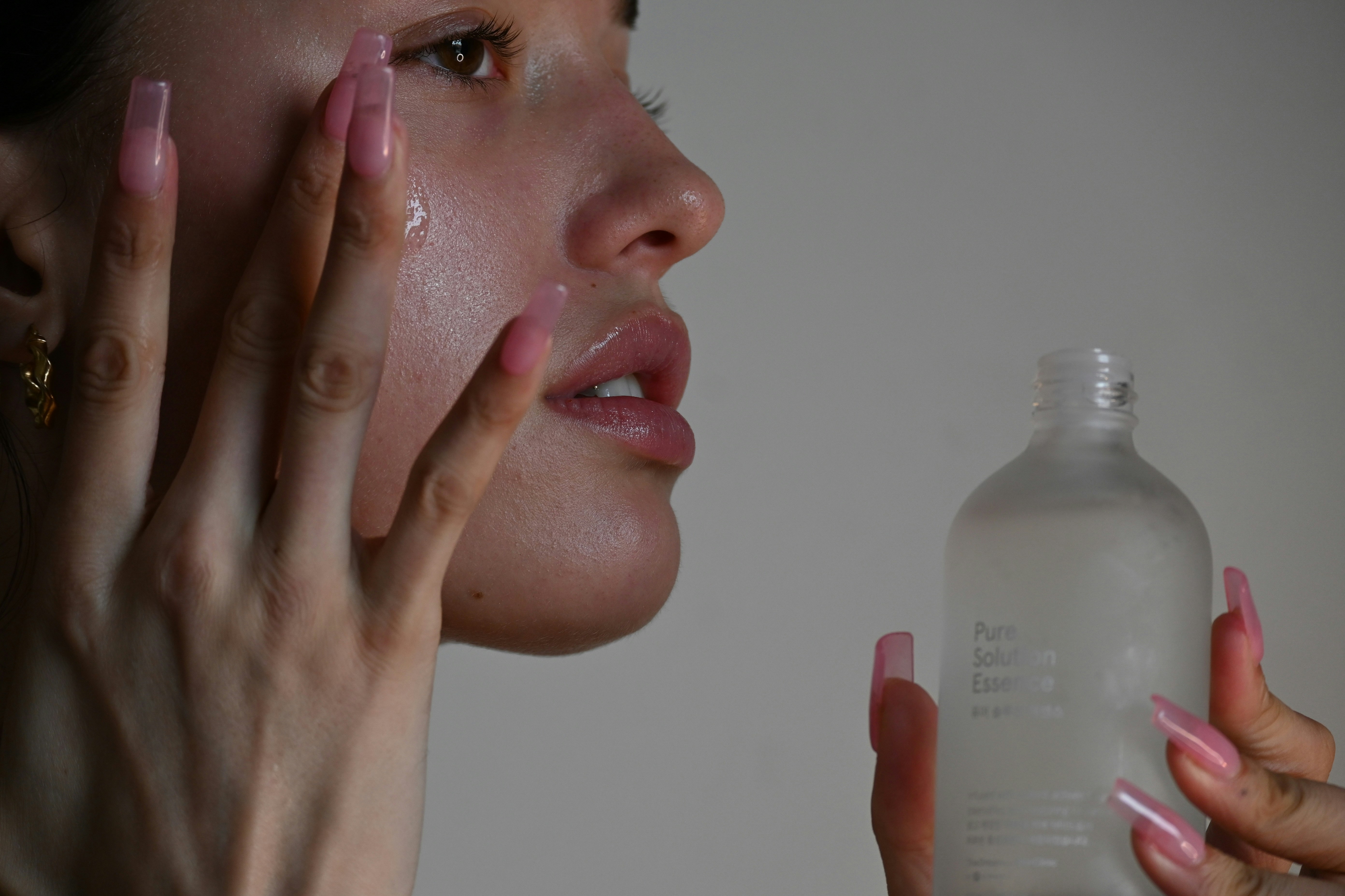 Pele oleosa? 7 hidratantes baratinhos que realmente deixam efeito matte e glow