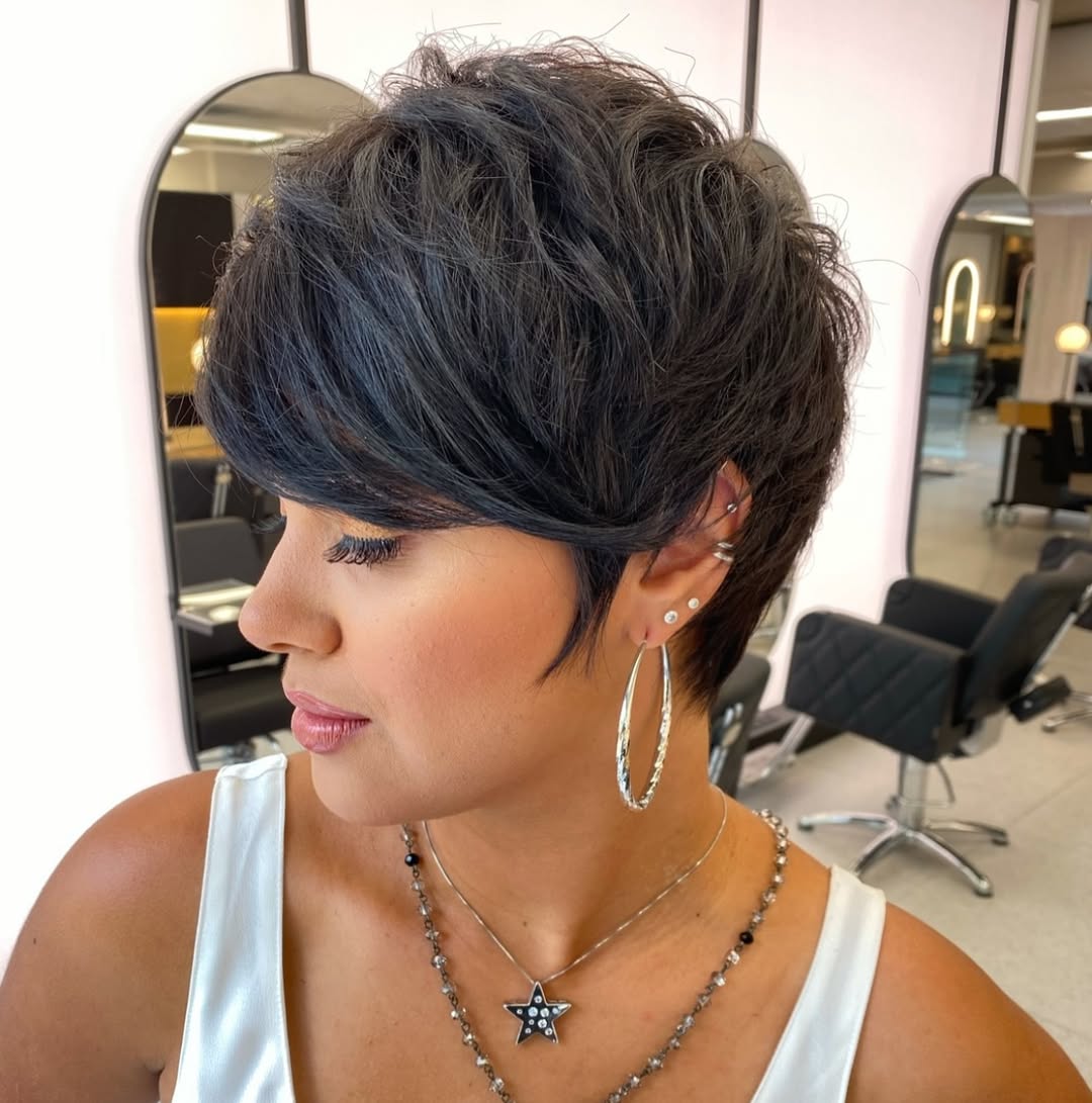 Imagem de visual Pixie cut para rostos redondos