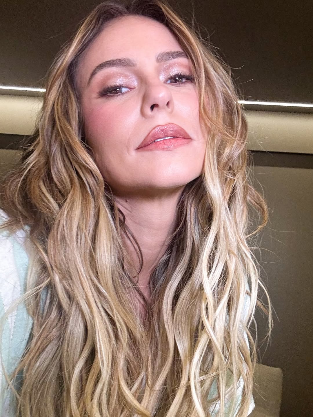 Imagem de corte de cabelo repicado para rostos redondos, como Paolla Oliveira