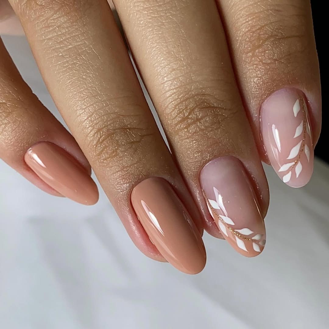 Unhas nude com folhinhas brancas delicadas