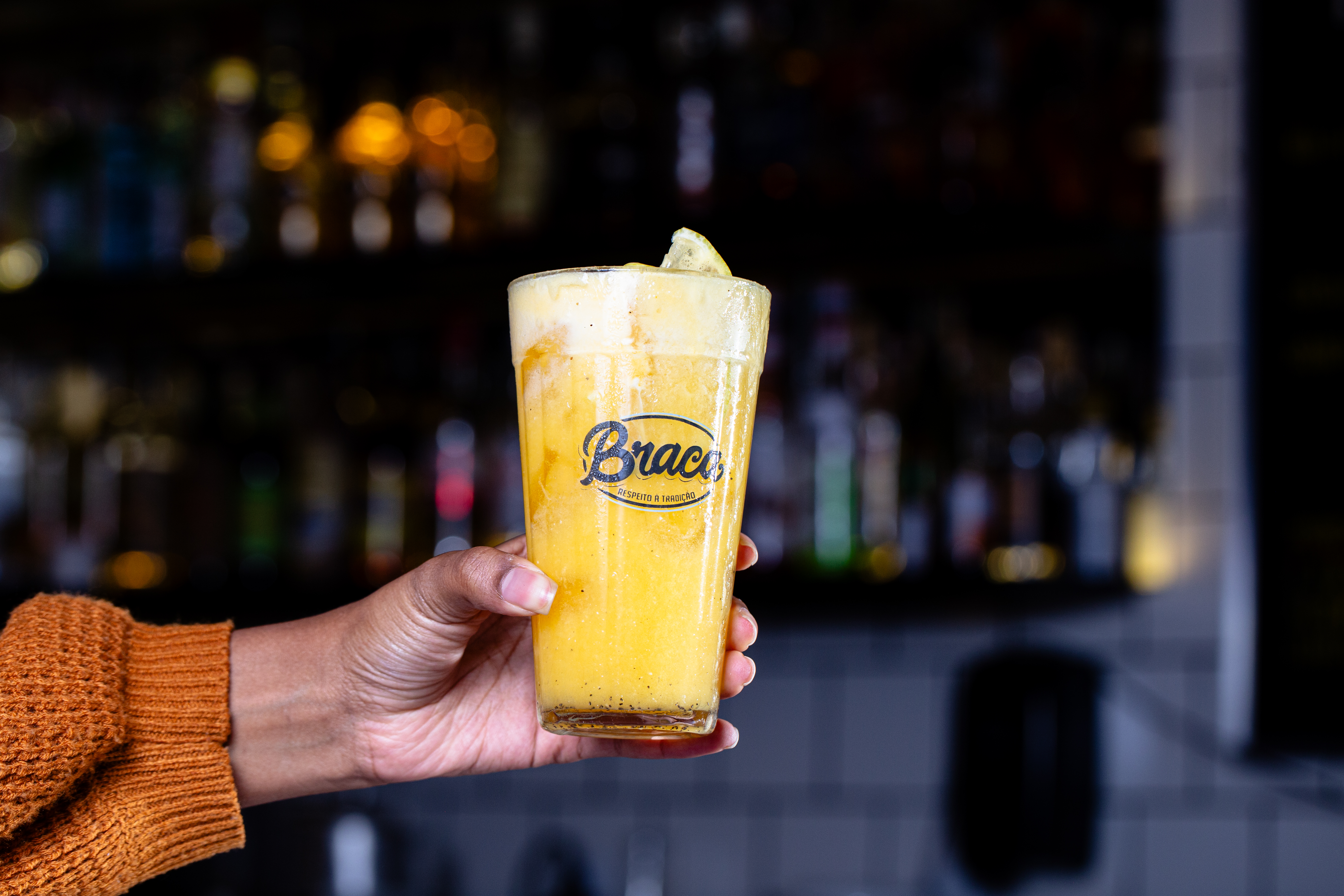 Imagem de m&atilde;o feminina segurando um copo de drink