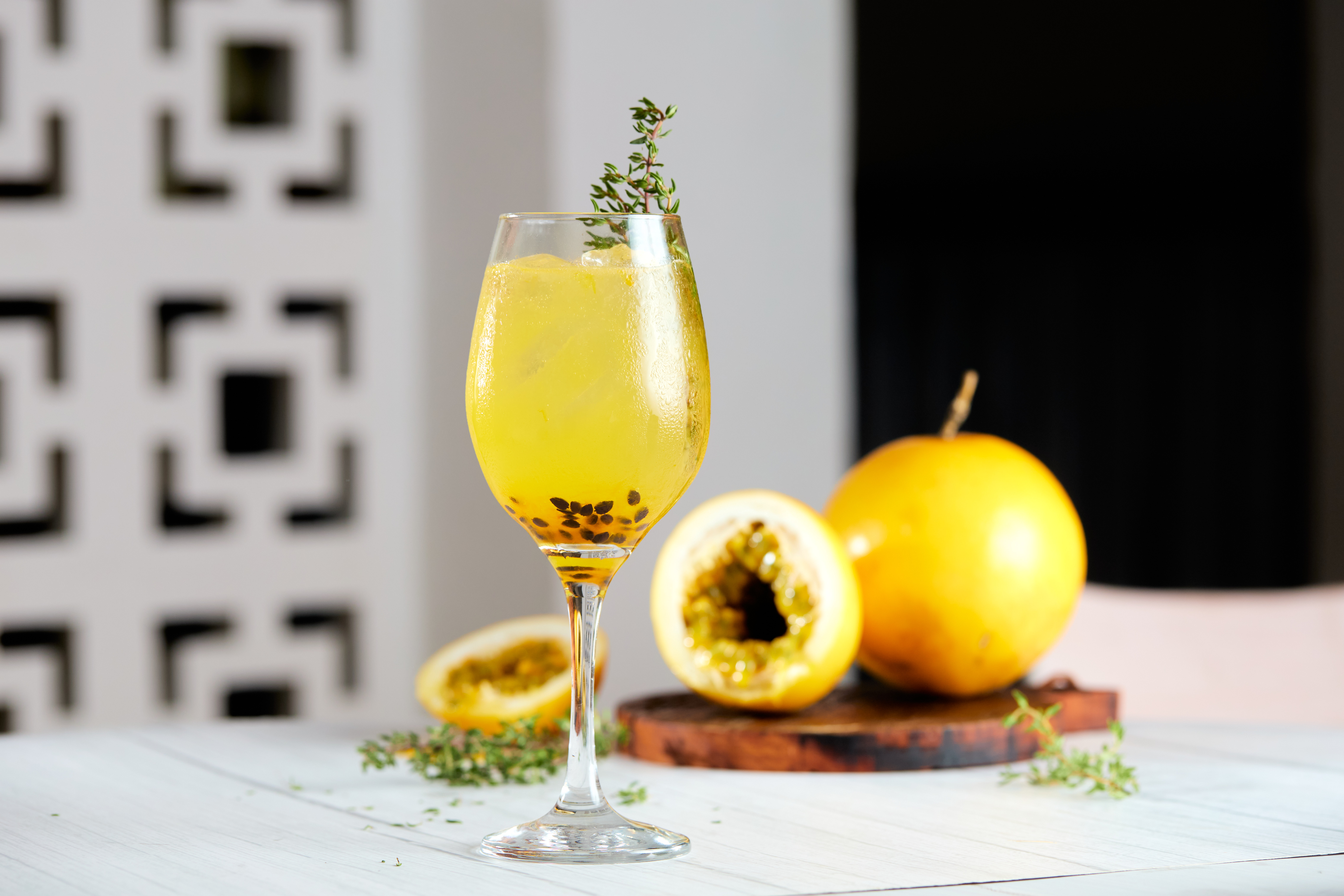 Imagem de ta&ccedil;a de drink ao lado de um maracuj&aacute;