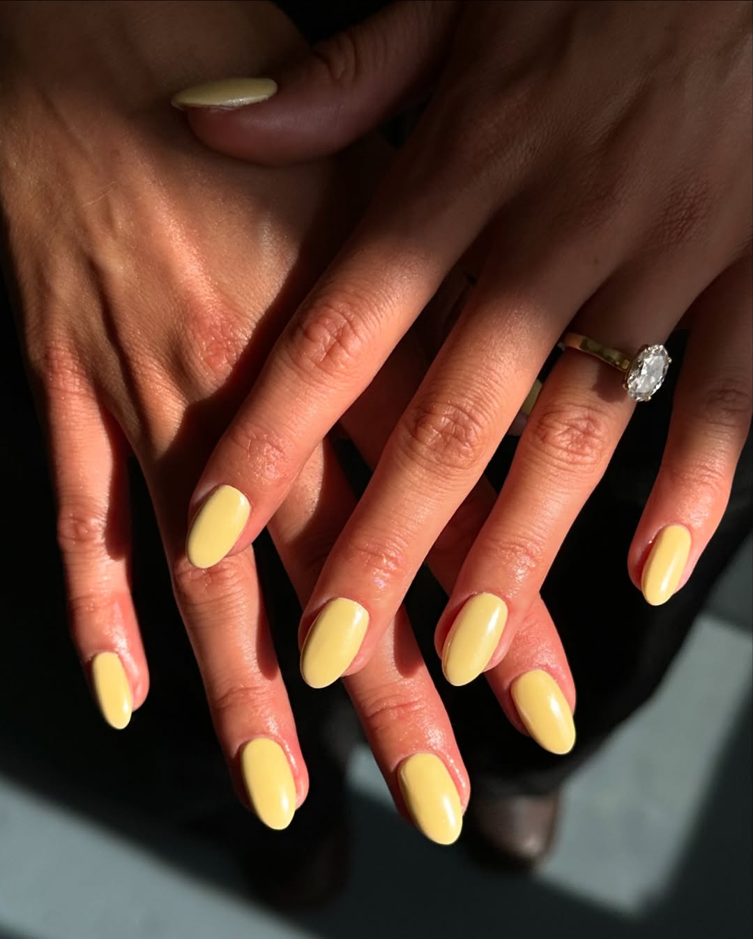 Unhas com esmalte amarelo pastel vibrante e delicado
