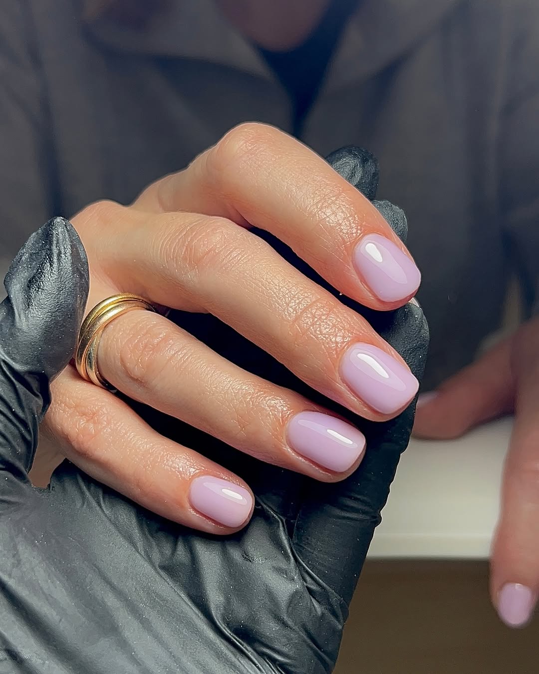 Unhas com esmalte lil&aacute;s pastel delicado