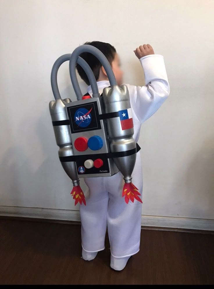 Fantasia infantil de astronauta com foguetes nas costas