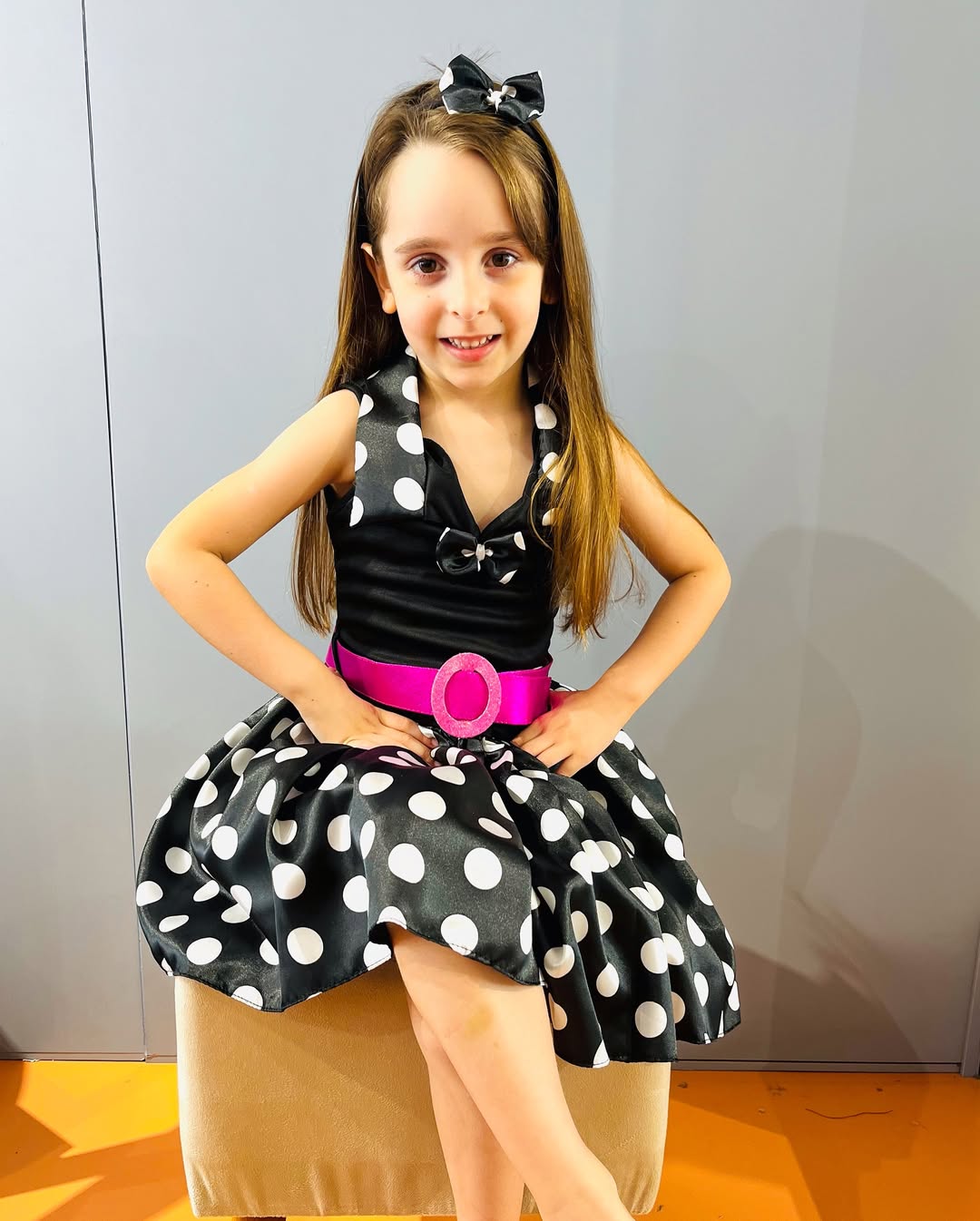 Fantasia infantil anos 80 com saia de po&aacute; e acess&oacute;rios coloridos