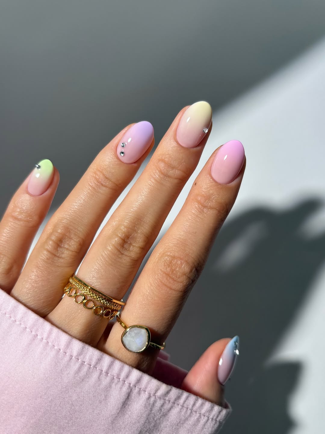 Unhas com esmalte em degrad&ecirc; pastel com aplica&ccedil;&atilde;o de cristais