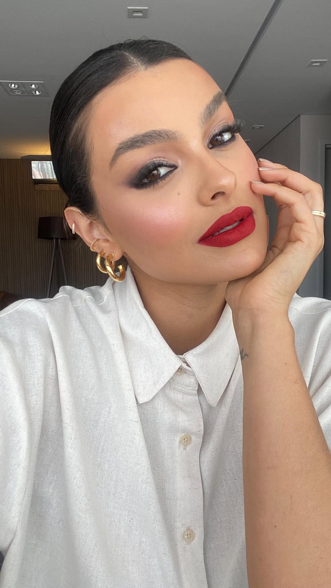 L&aacute;pis preto com batom vermelho vibrante