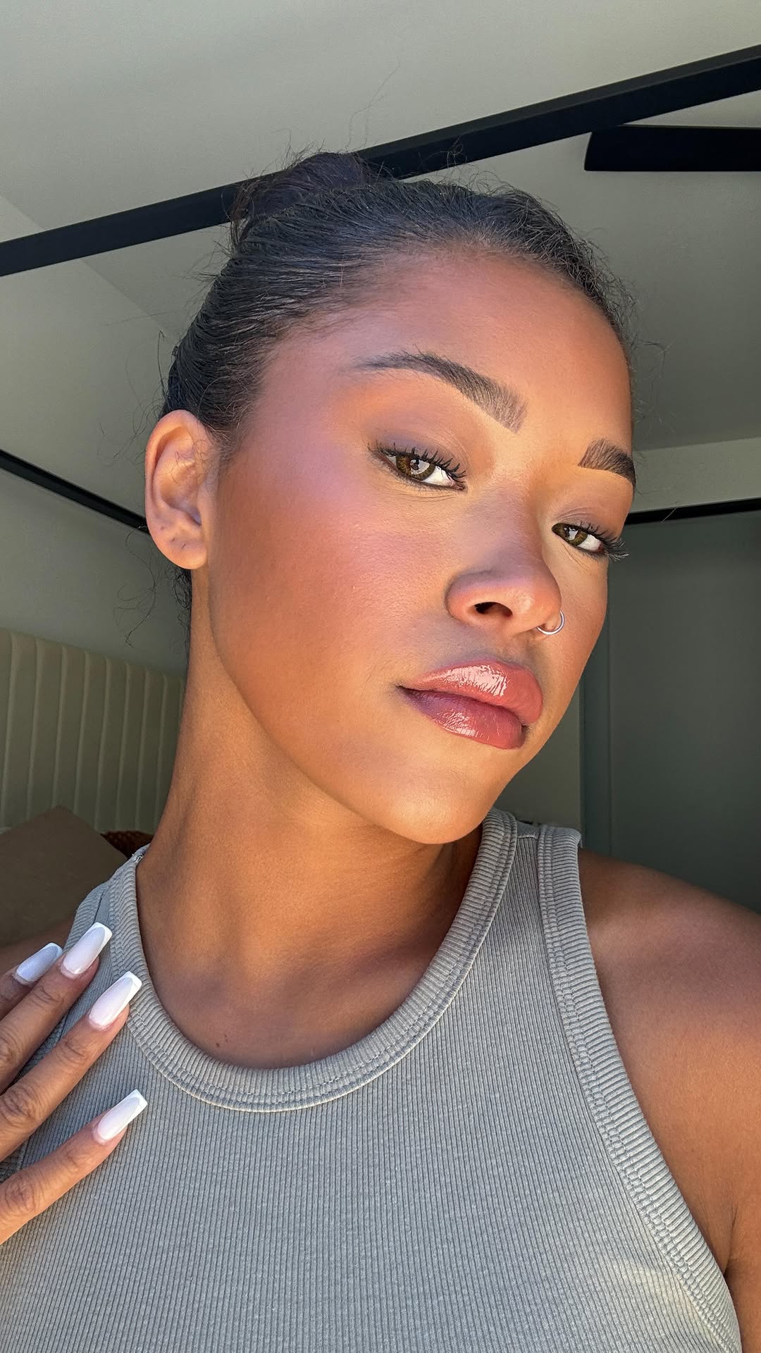 Maquiagem iluminada com l&aacute;pis preto discreto