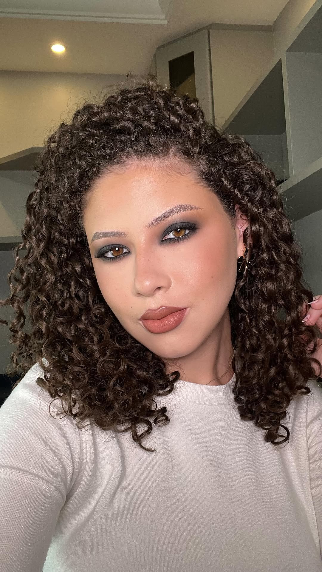 Olhos esfumados com l&aacute;pis preto e sombra neutra