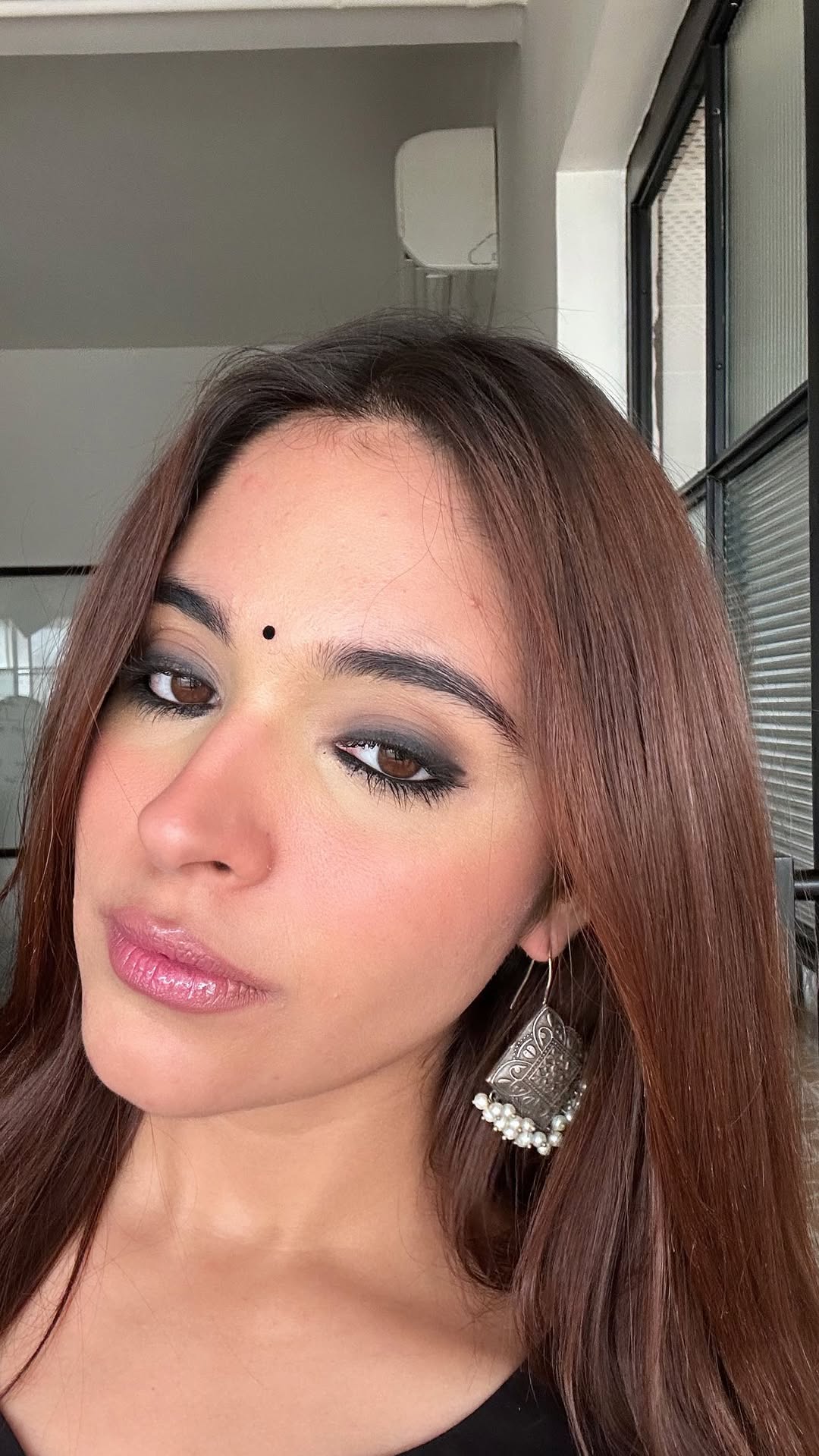 L&aacute;pis de olho preto em look cl&aacute;ssico