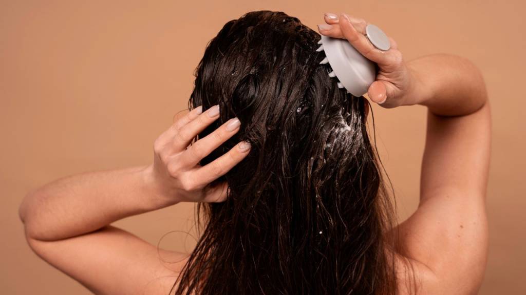 Nunca mais gaste no salão: 5 linhas que salvam seu cabelo em casa