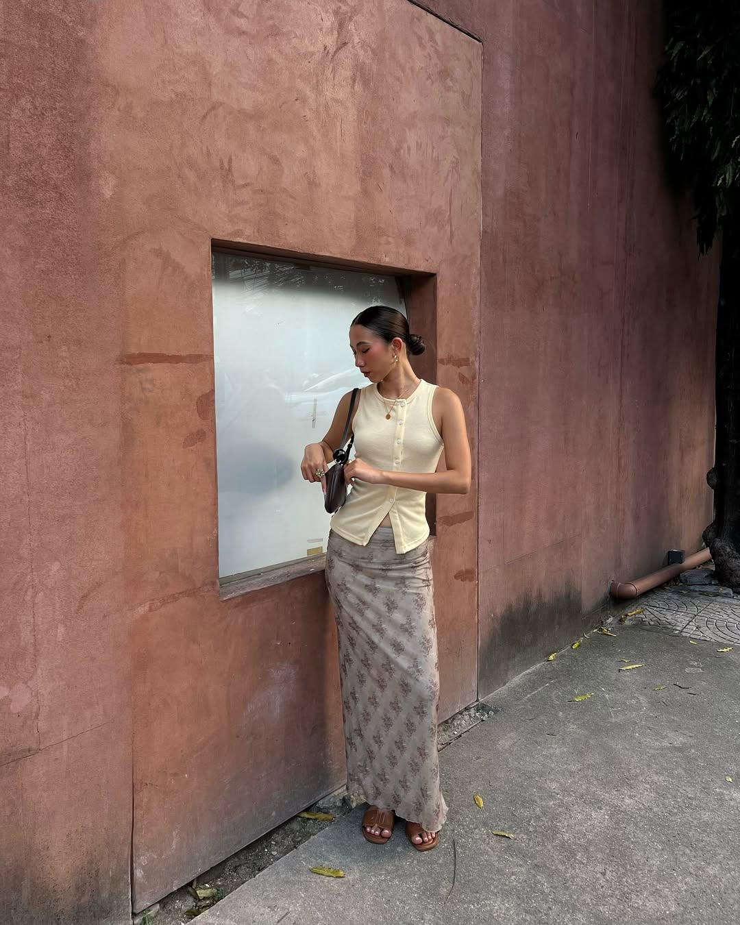 Nas passarelas internacionais, marcas como Chanel, Dior e Loewe apostaram no amarelo manteiga como destaque das cole&ccedil;&otilde;es.