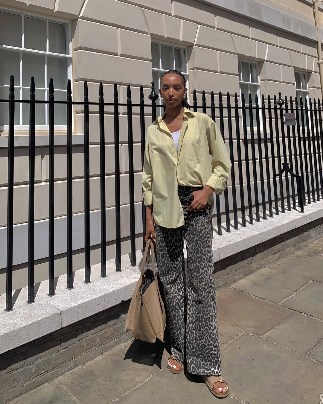 Entre os tons suaves que marcam a temporada, o amarelo manteiga se destaca como sin&ocirc;nimo de frescor e eleg&acirc;ncia.