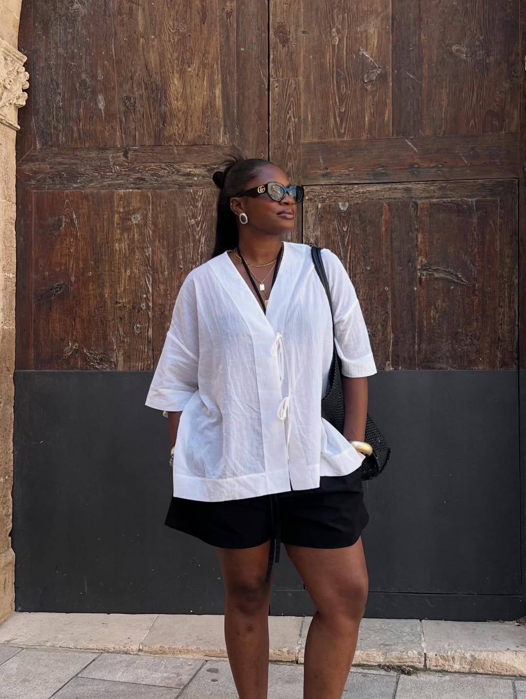 Camisa de algod&atilde;o branca com short preto leve para look b&aacute;sico e fresco