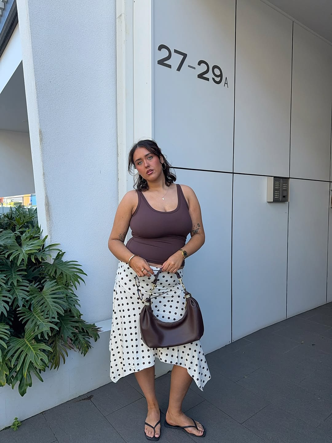 Saia fluida de po&aacute; em look b&aacute;sico