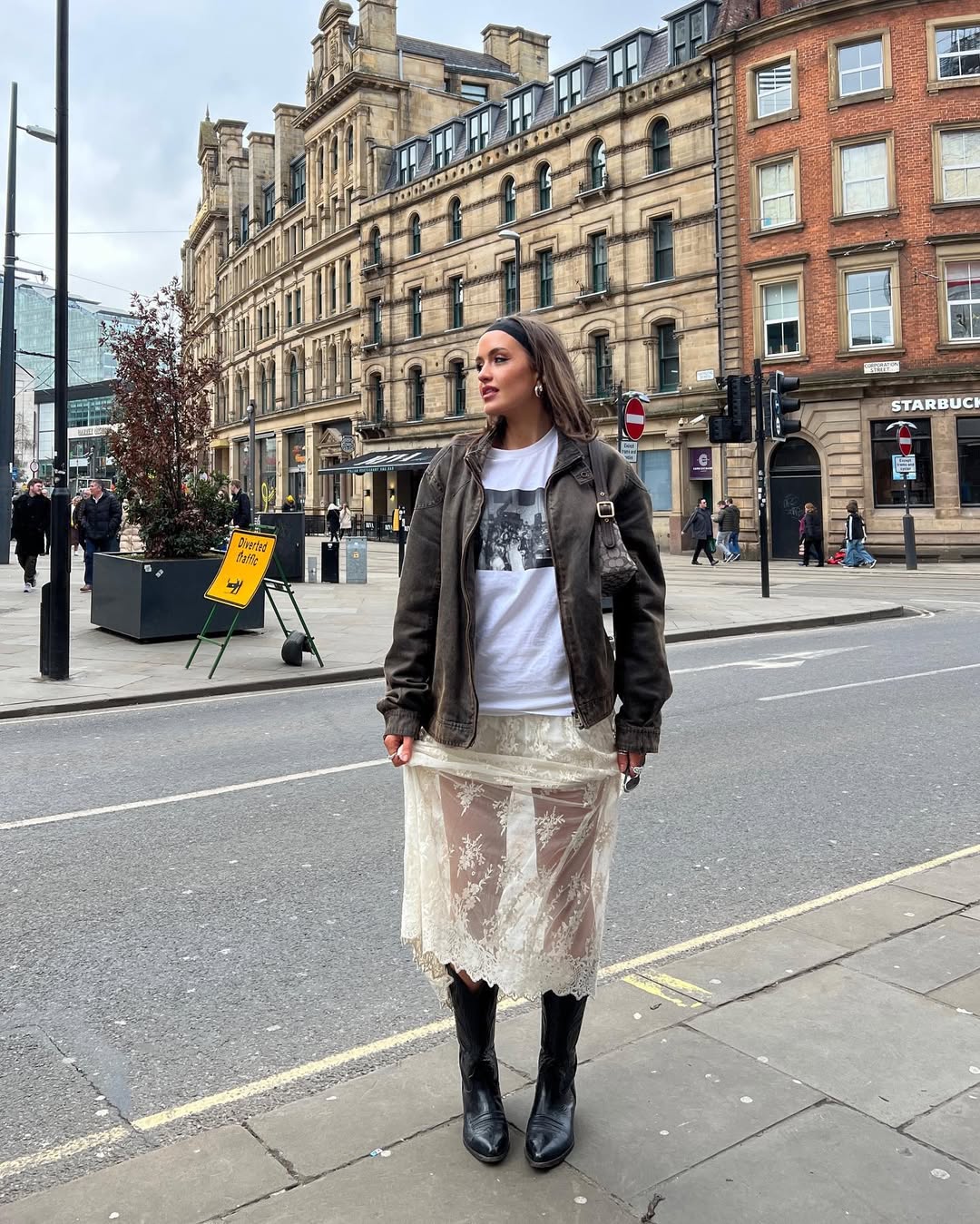 Saia de renda com jaqueta oversized e bota para um look boho urbano