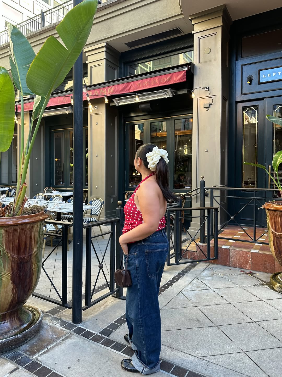 Look casual com blusa vermelha de po&aacute; e jeans