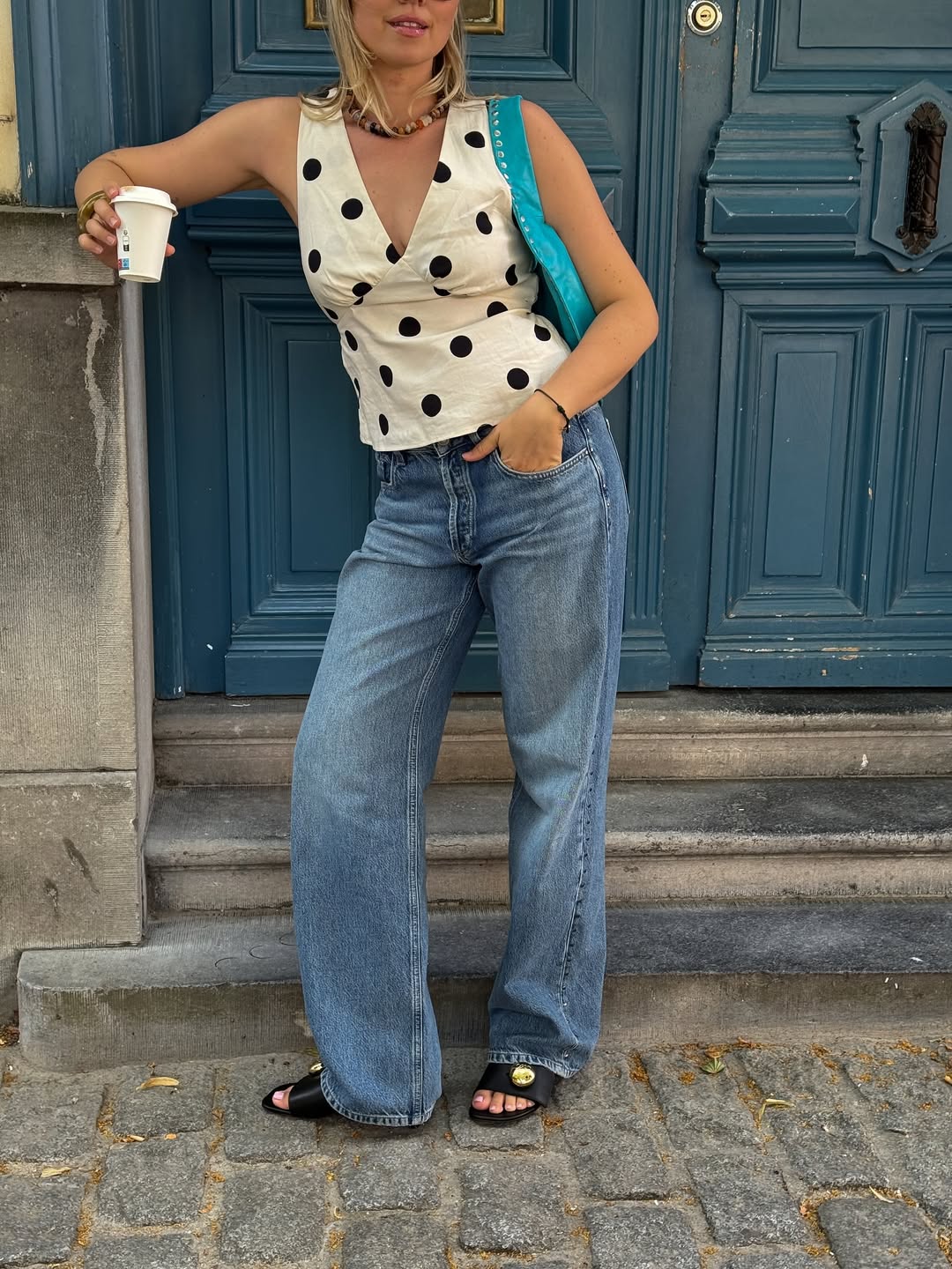 Jeans reto com blusa de po&aacute; em look casual