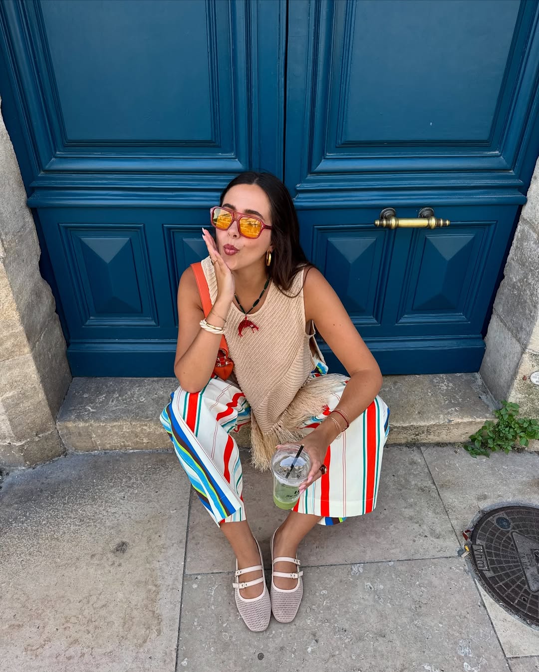 Look com cal&ccedil;a listrada colorida e colete leve em tecido natural