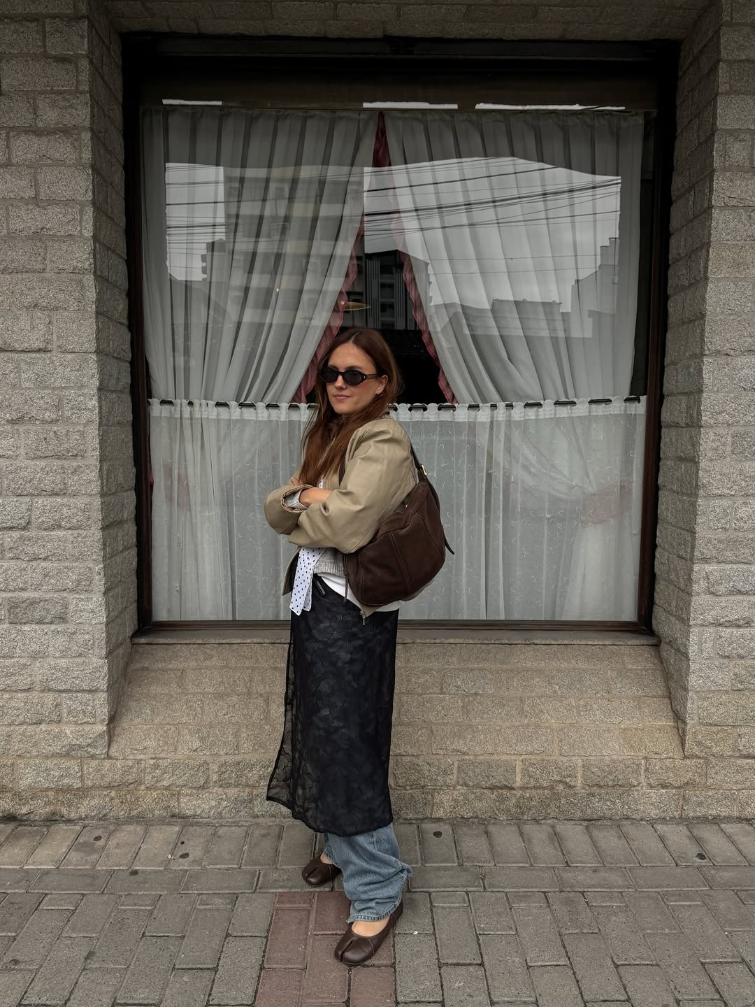 Saia de renda preta sobre cal&ccedil;a jeans para um look fashionista