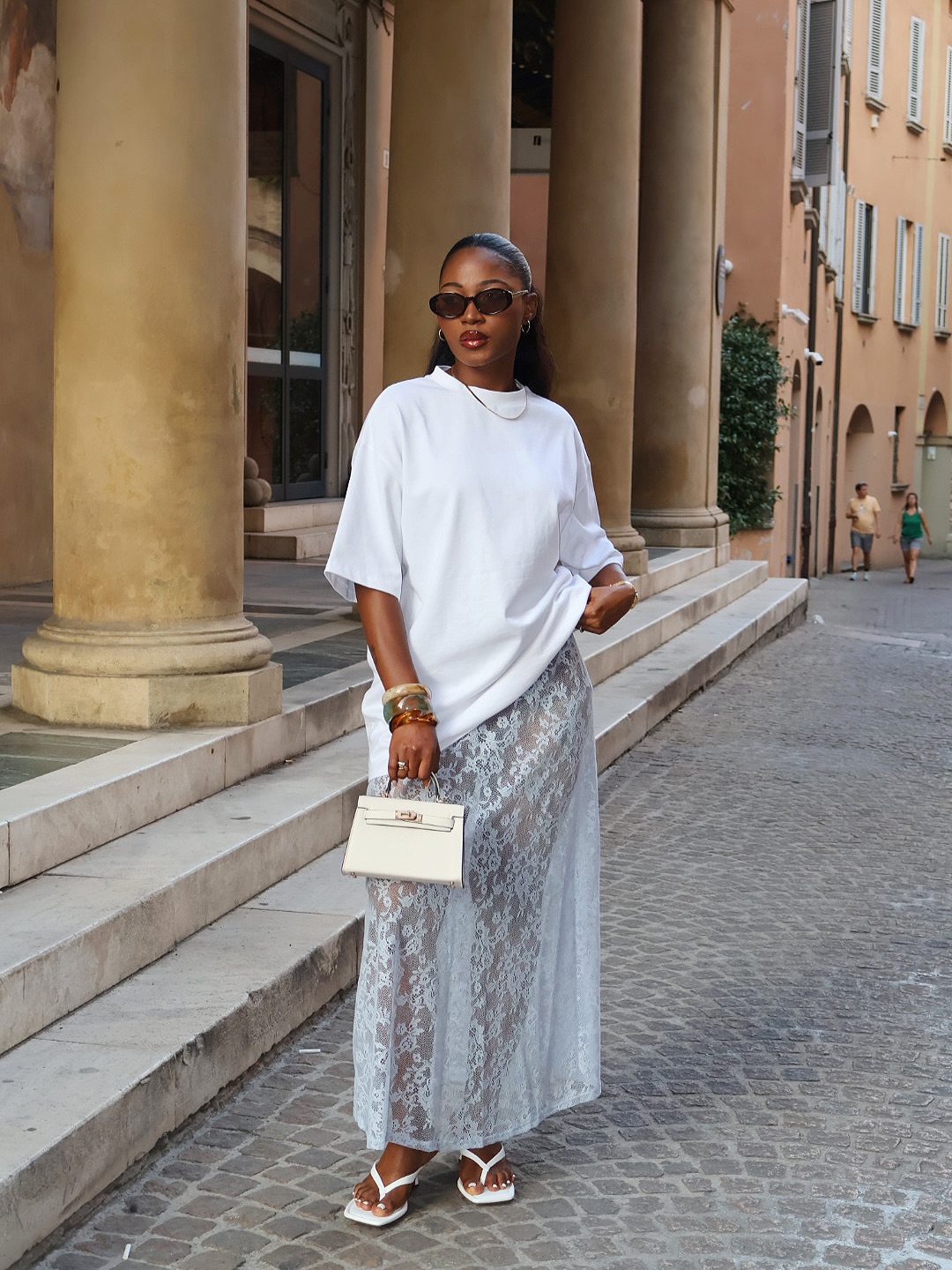 Saia de renda branca com camiseta b&aacute;sica e acess&oacute;rios sofisticados
