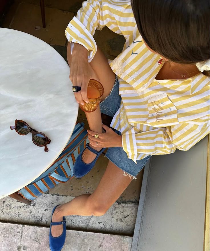 Sapato azul &eacute; tend&ecirc;ncia vibrante e fresca da primavera/ver&atilde;o 2025