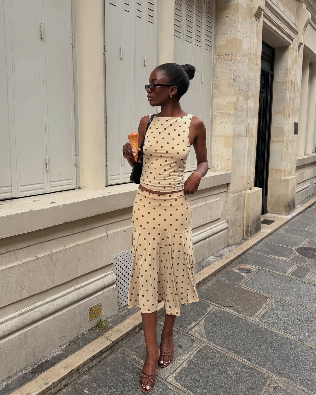 Sapato marrom surge como op&ccedil;&atilde;o neutra e sofisticada para a esta&ccedil;&atilde;o