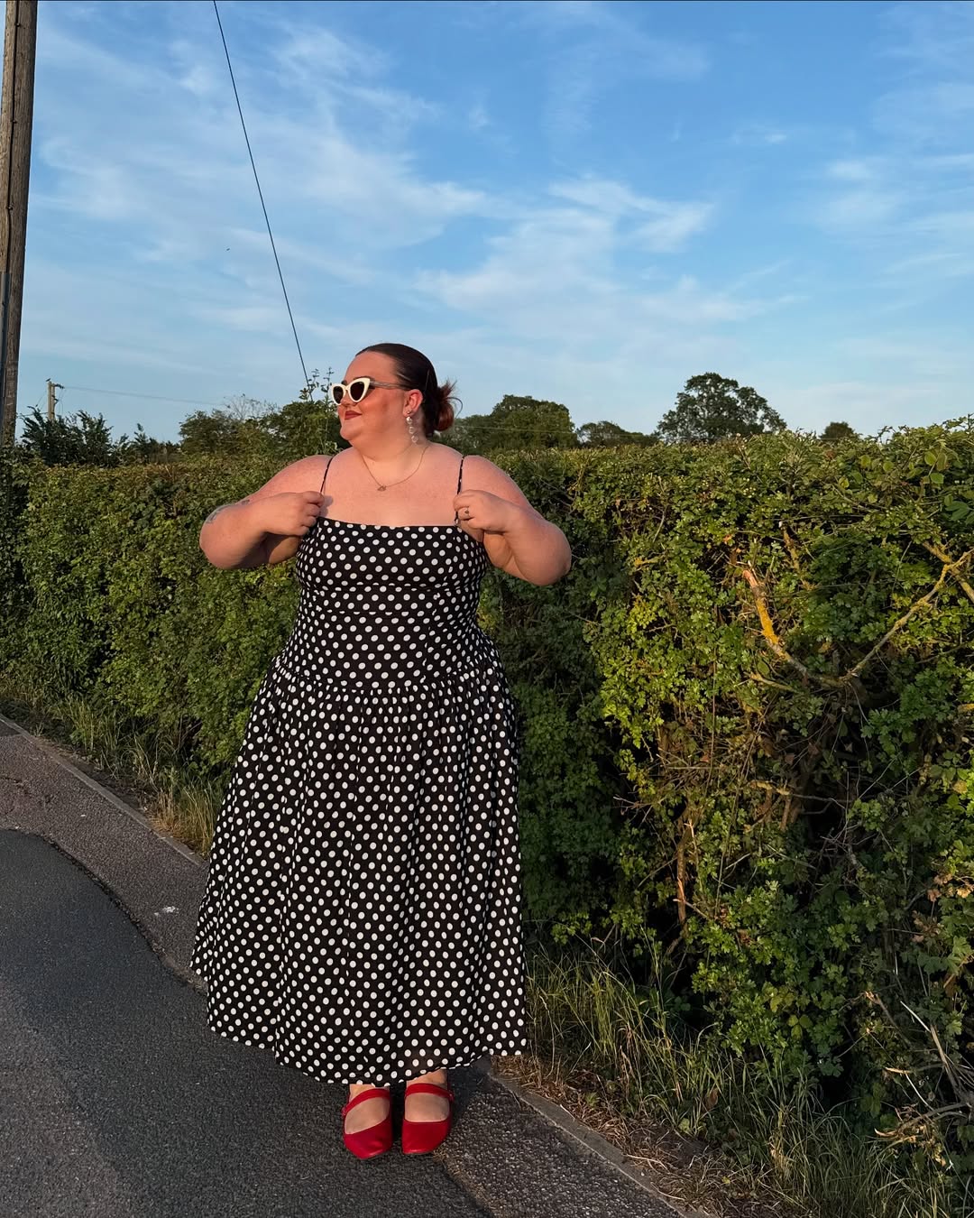 Sapato vermelho &eacute; tend&ecirc;ncia e transforma produ&ccedil;&otilde;es neutras na primavera/ver&atilde;o