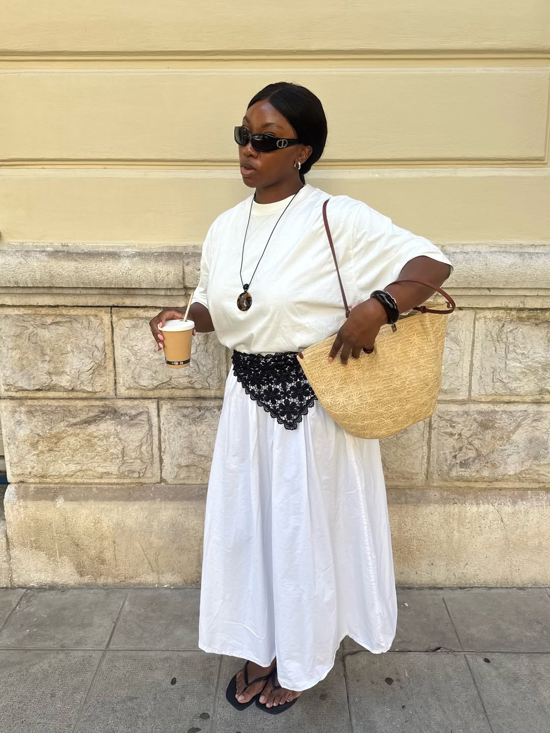 Camiseta de algod&atilde;o branca com saia longa para look fresco e minimalista