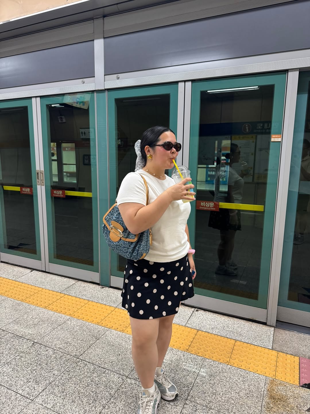 Saia curta de po&aacute; com camiseta branca e t&ecirc;nis