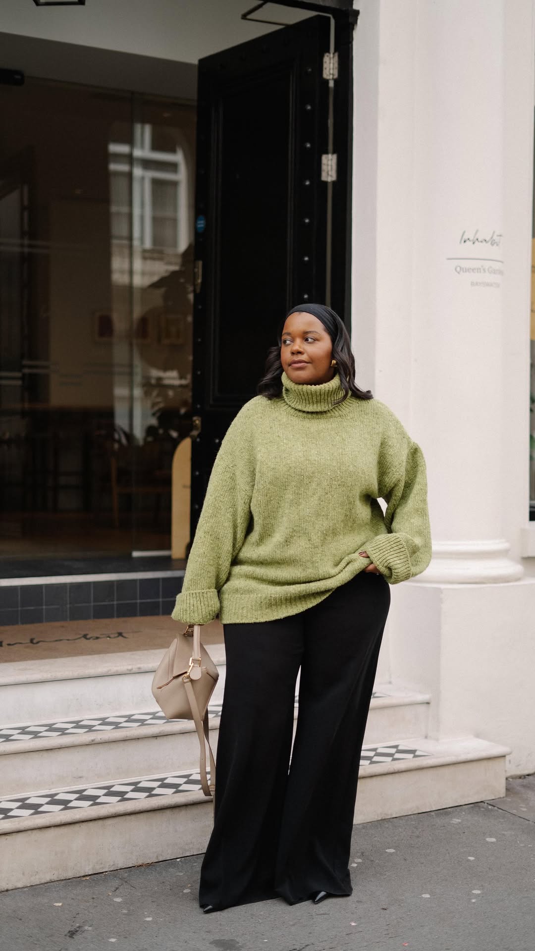 Ideia de look com cal&ccedil;a pantalona preta para o trabalho