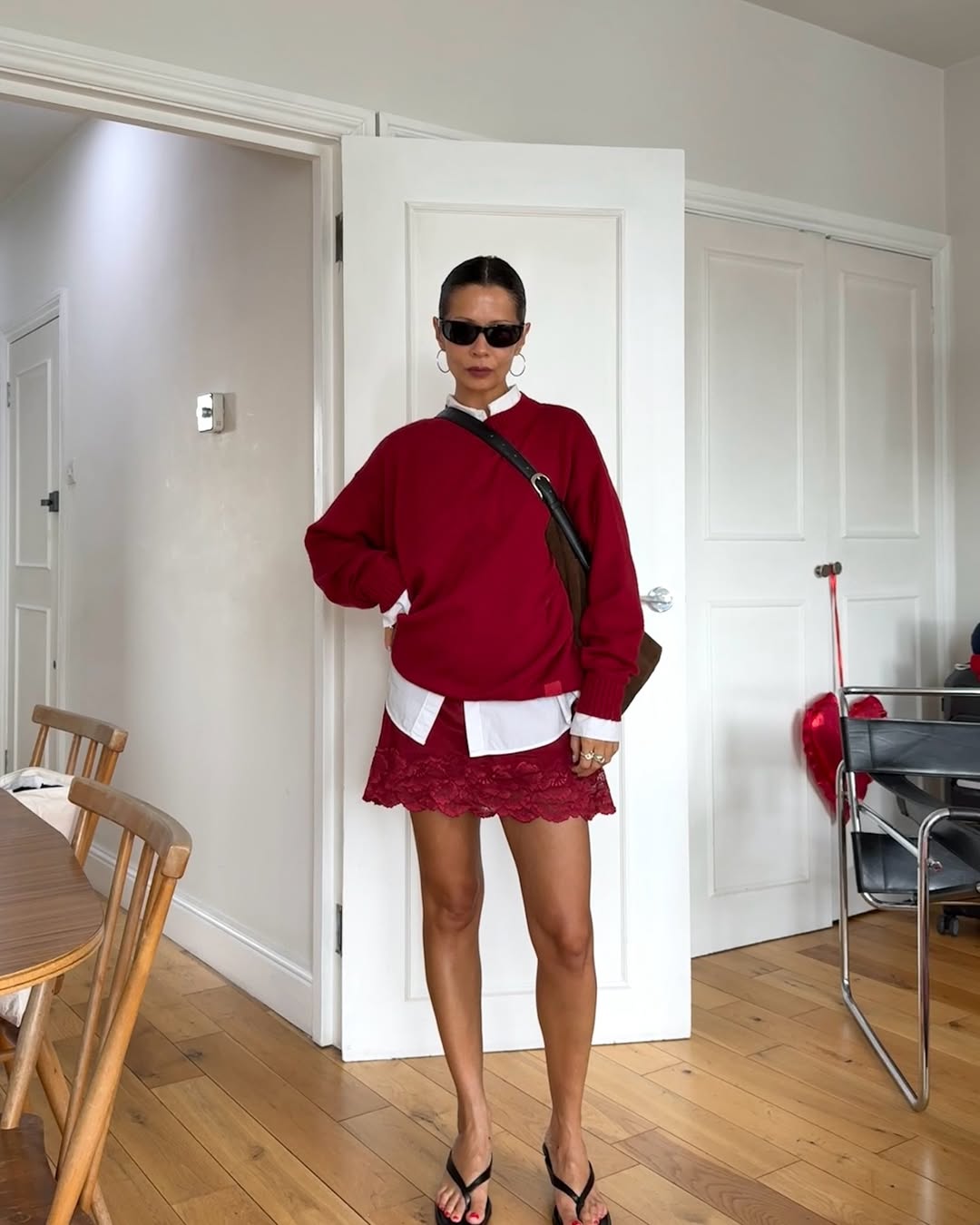 Saia curta de renda vermelha com su&eacute;ter e camisa branca