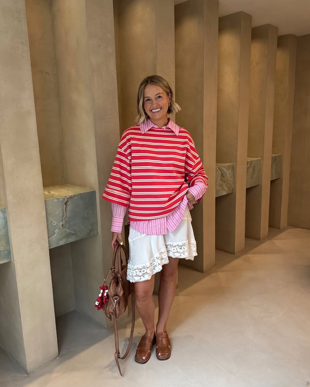 aia com detalhe em renda combinada a blusa listrada oversized