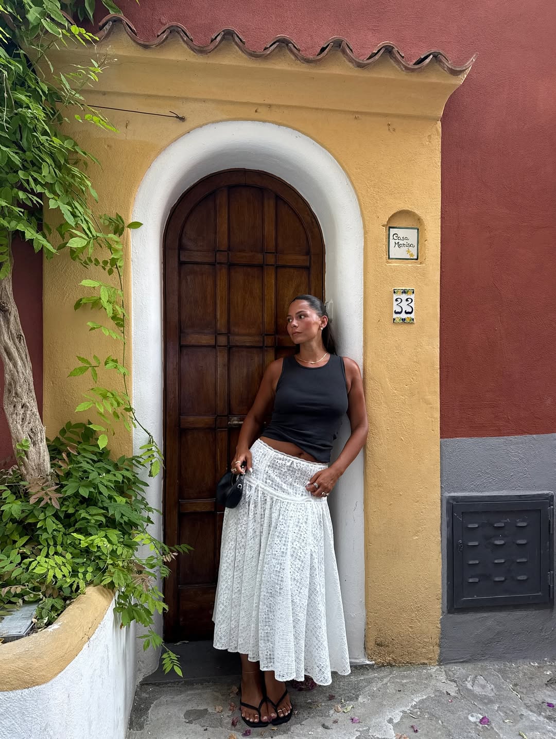 Saia de renda branca com regata preta em look fresco para primavera