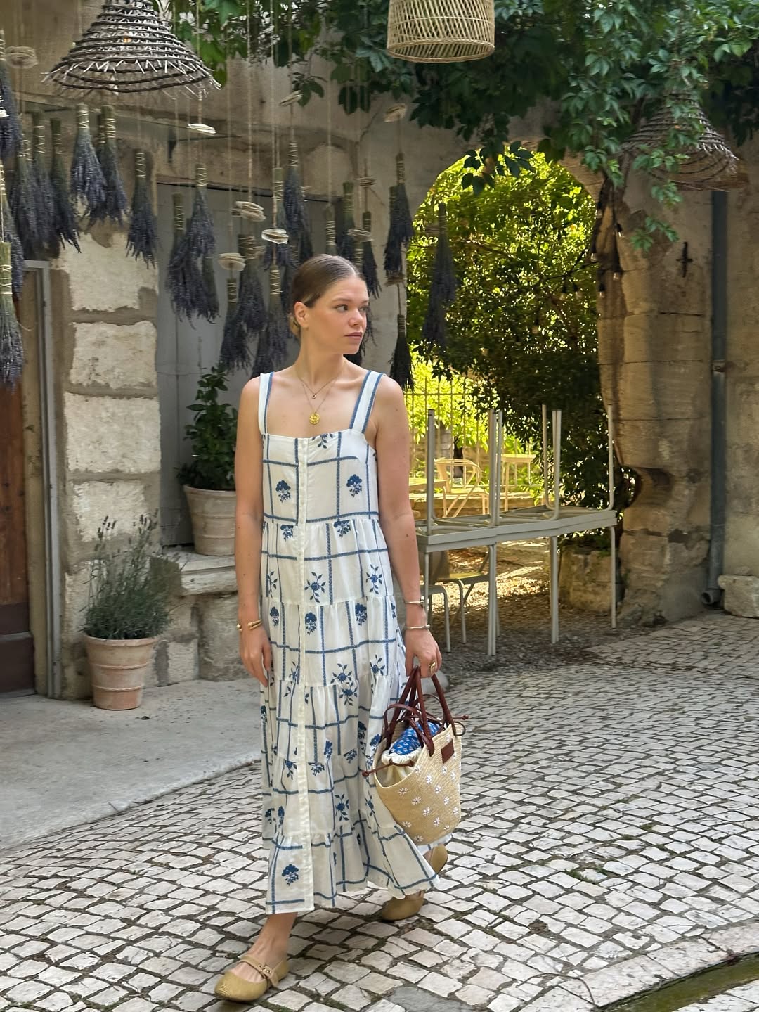 Vestido amplo midi &eacute; tend&ecirc;ncia para a primavera