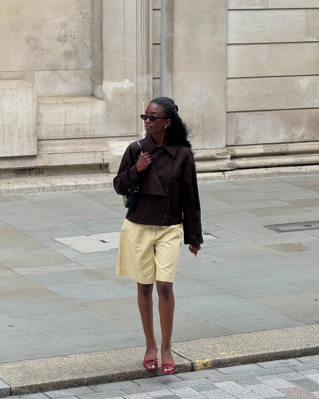 Sand&aacute;lia vermelha cereja traz charme vibrante para os looks de ver&atilde;o