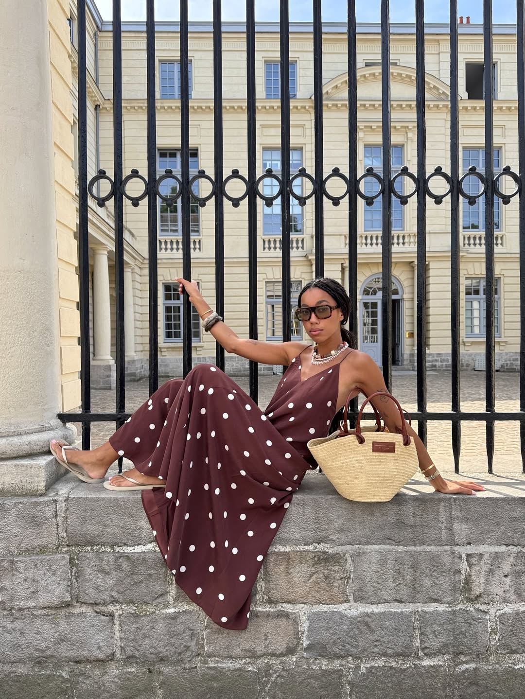 Vestido longo marrom de po&aacute; com bolsa de palha