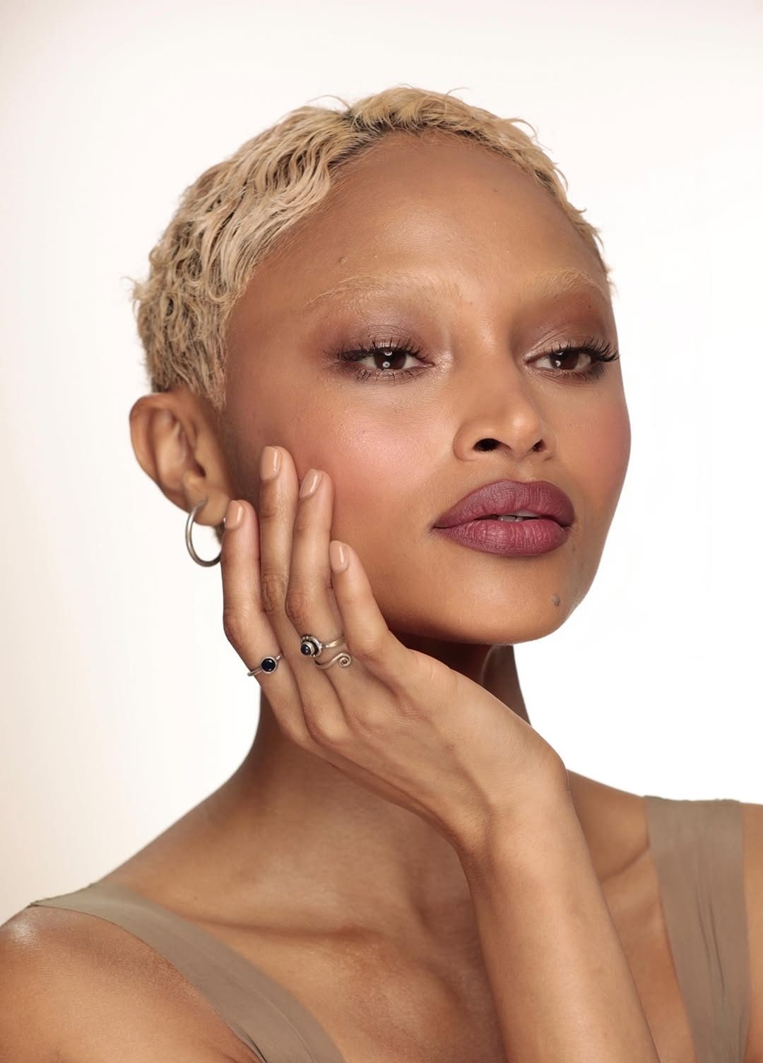 Maquiagem para o dia a dia com sombra roxo e boca levemente arroxeada