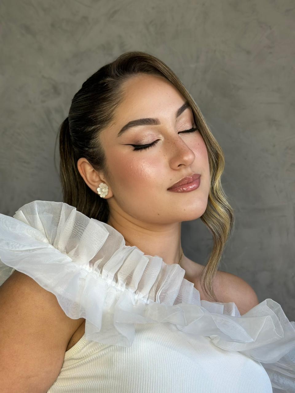 Maquiagem natural real&ccedil;a sardinhas