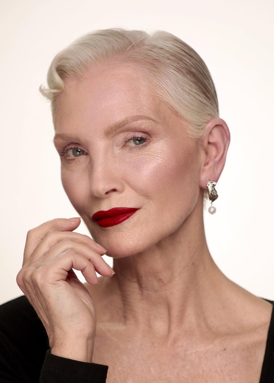 Maquiagem para o dia a dia com batom vermelho