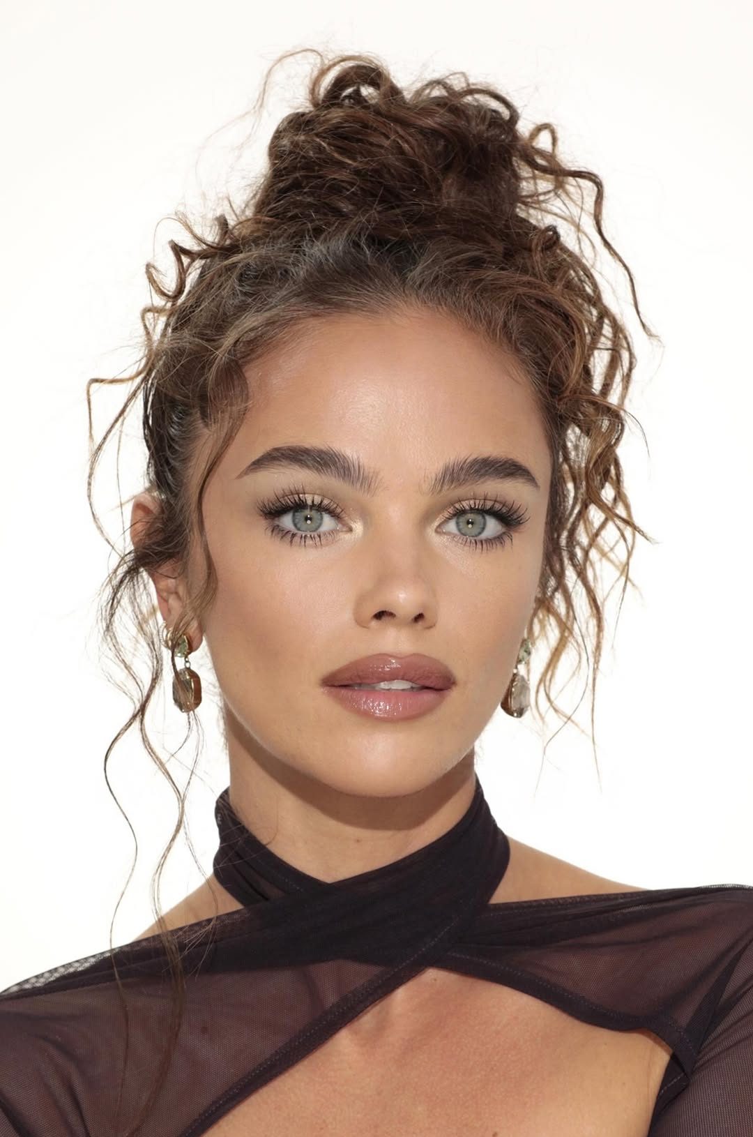 Maquiagem para o dia a dia com olhos iluminados no canto interno