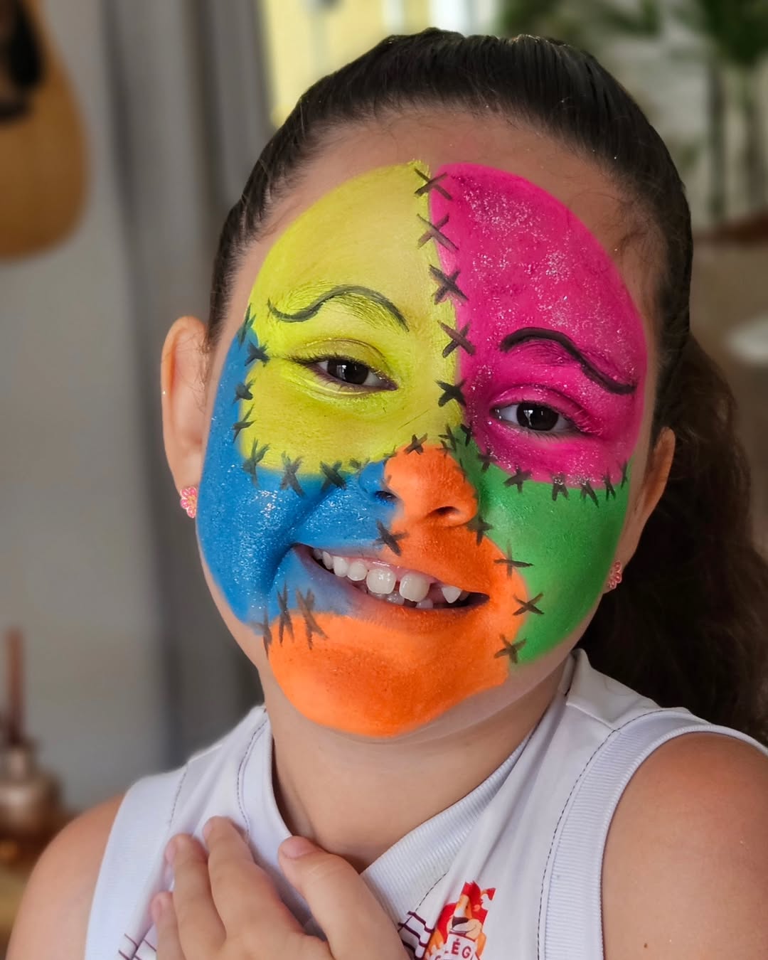 Foto de uma crian&ccedil;a com uma maquiagem de costura