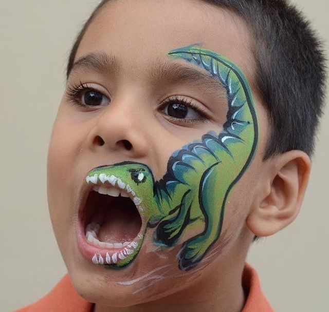 Foto de uma crian&ccedil;a com uma maquiagem de dinossauro