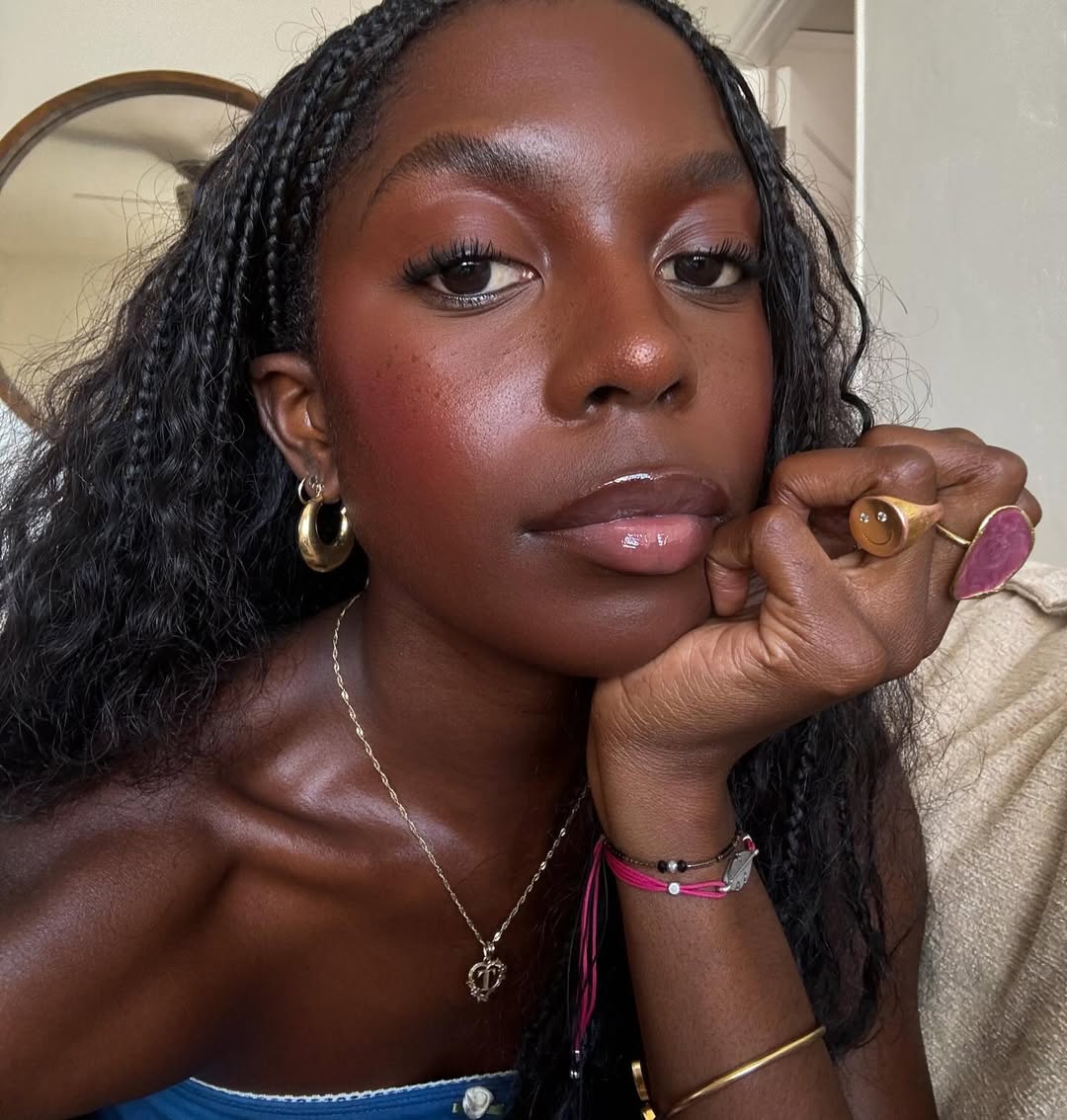 Maquiagem natural com l&aacute;pis preto discreto nos olhos