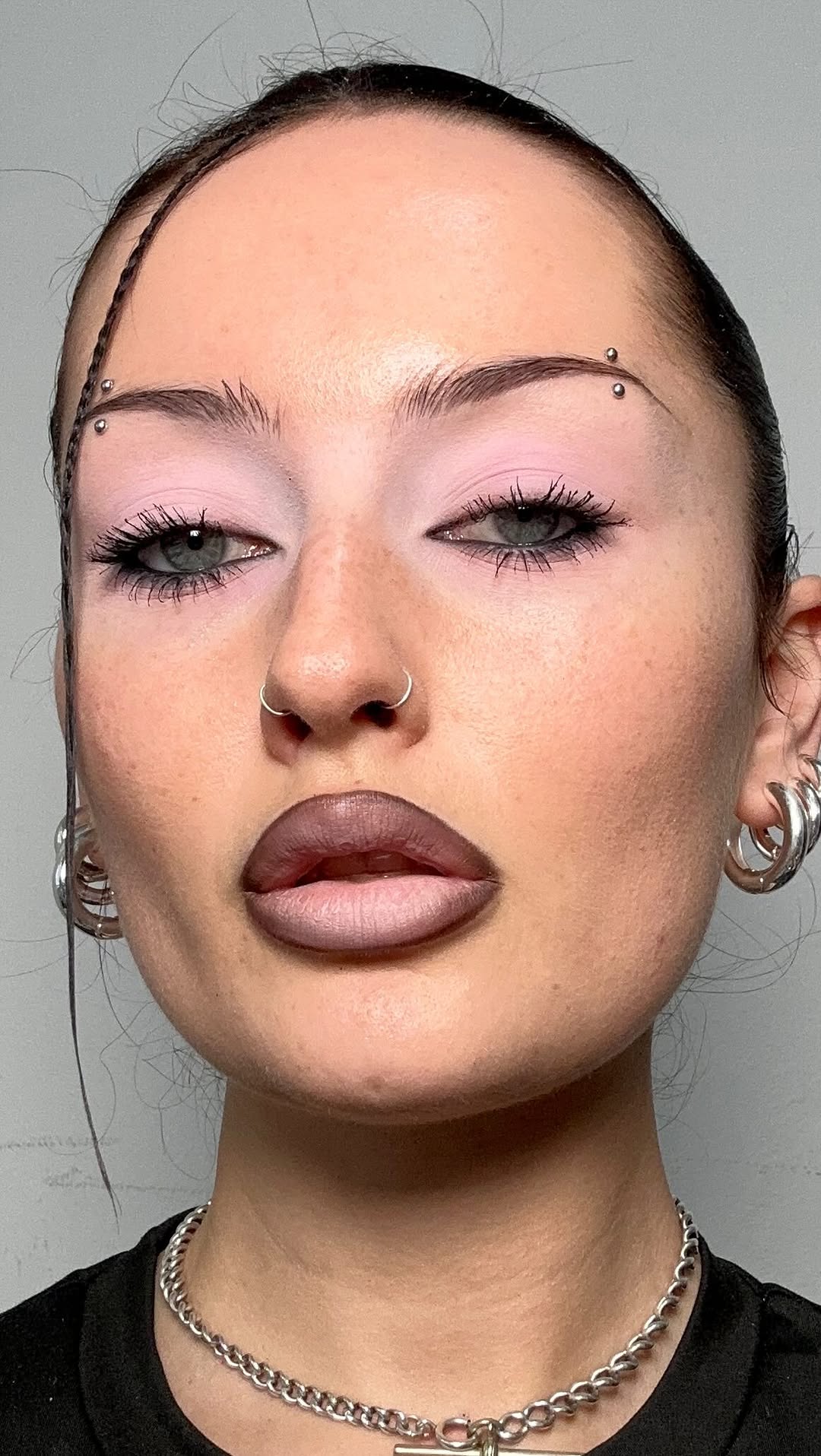 Sombra rosa pastel com boca escura e pele iluminada