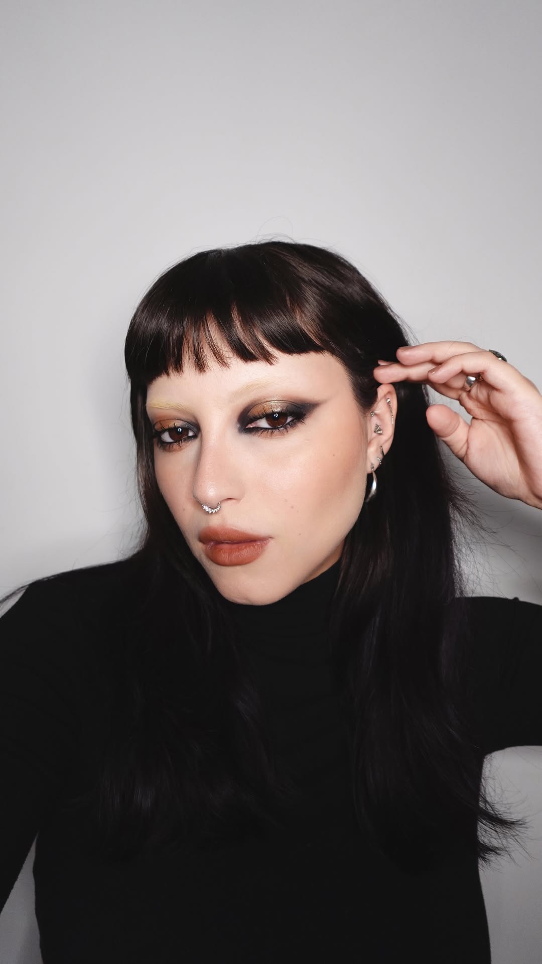 Maquiagem moderna com l&aacute;pis preto e sombra met&aacute;lica